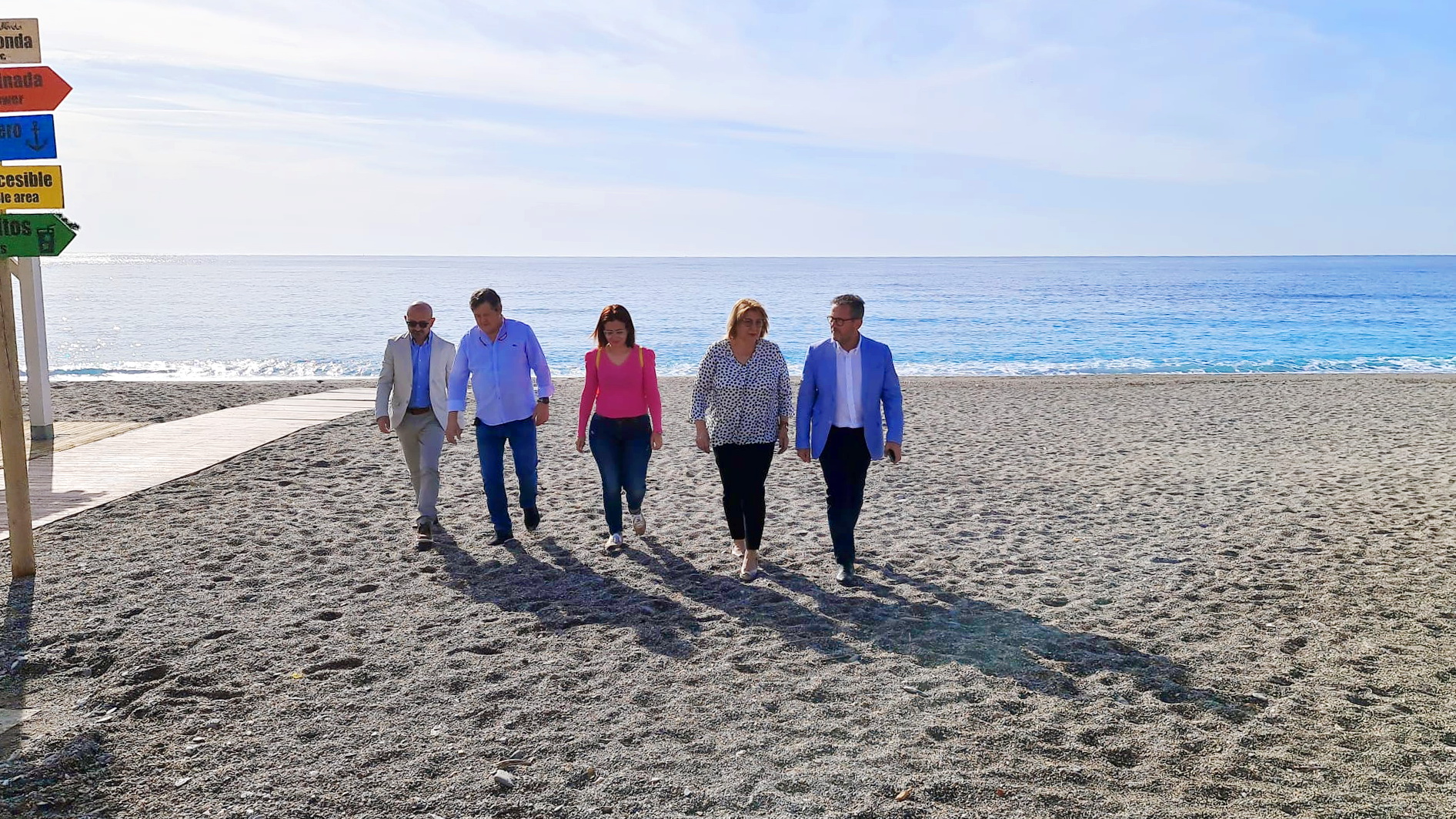 El delegado de Turismo visita la playa de Calahonda para felicitar a su alcaldesa por renovar de nuevo la Bandera Azul.